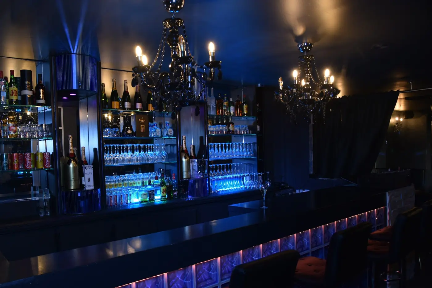 Le bar de La Marquise éclairé en bleu