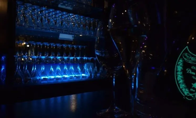 Ambiance bleue au bar